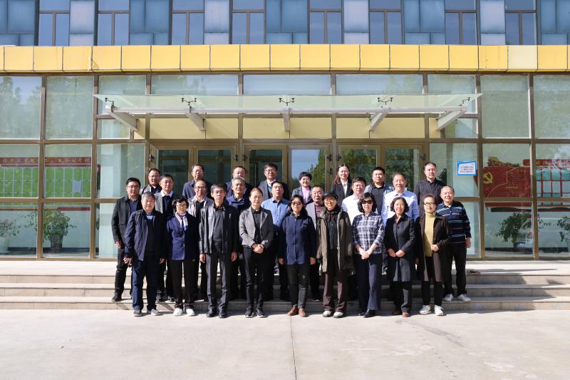 银龄座谈会-行政楼前合影-压缩.jpg